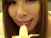 トップ女優のフェラチオテクニック！　北川エリカがバナナフェラチオ芸を自画撮り。